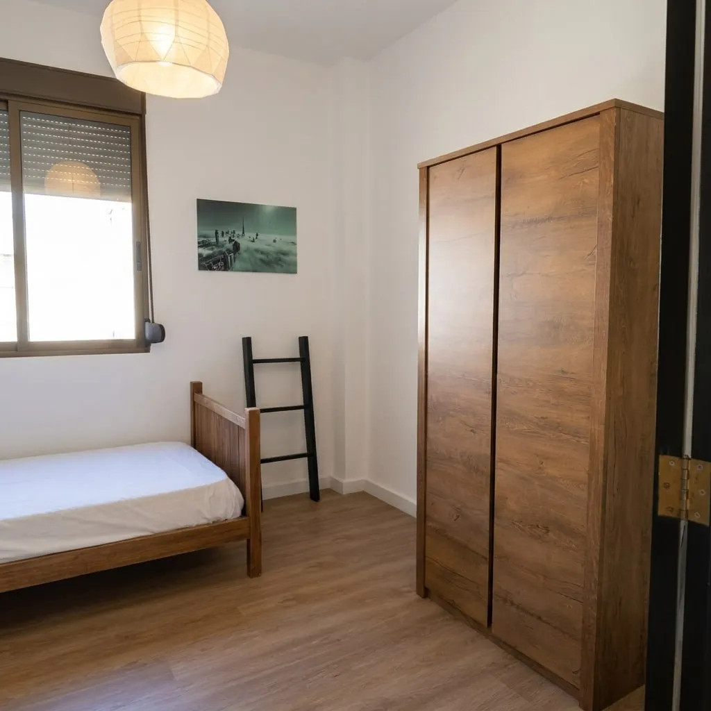 Dormitorio con cama individual y armario de madera