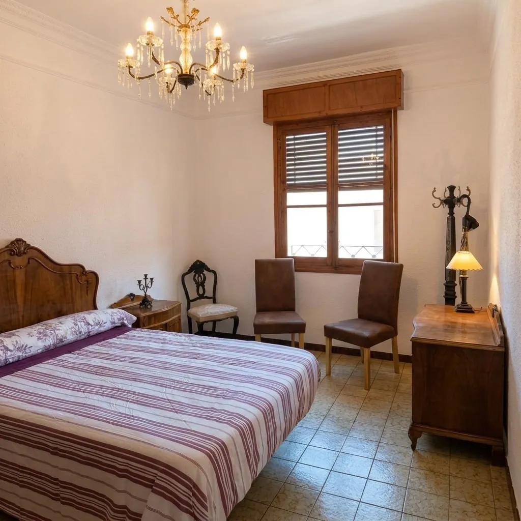 Dormitorio con cama de madera clásica y lámpara de araña