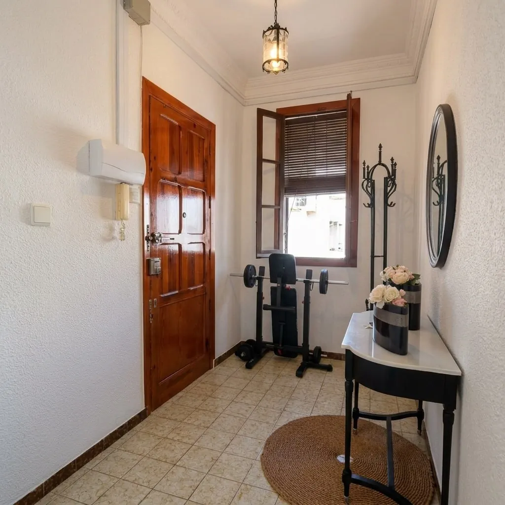 Recibidor con puerta de entrada de madera