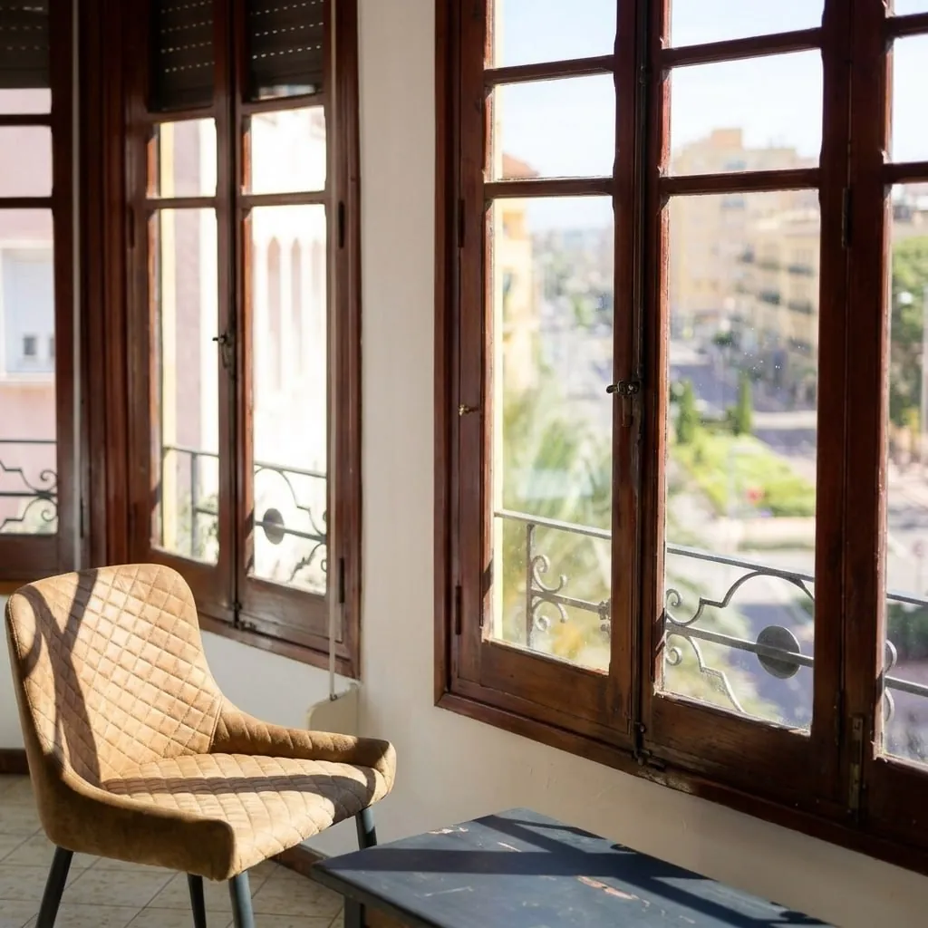 Butaca junto a la ventana con balconada