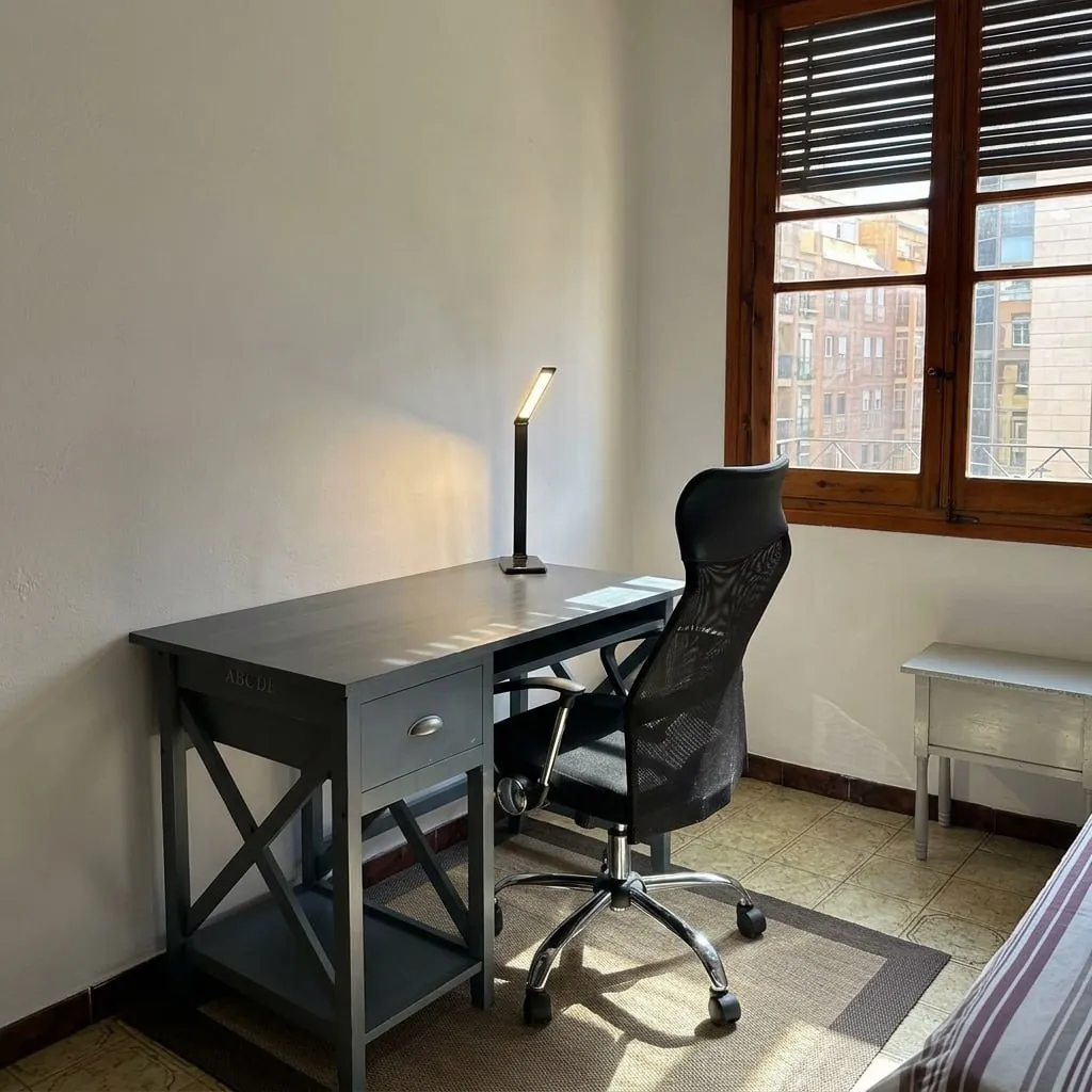 Rincón de estudio con escritorio y luz natural